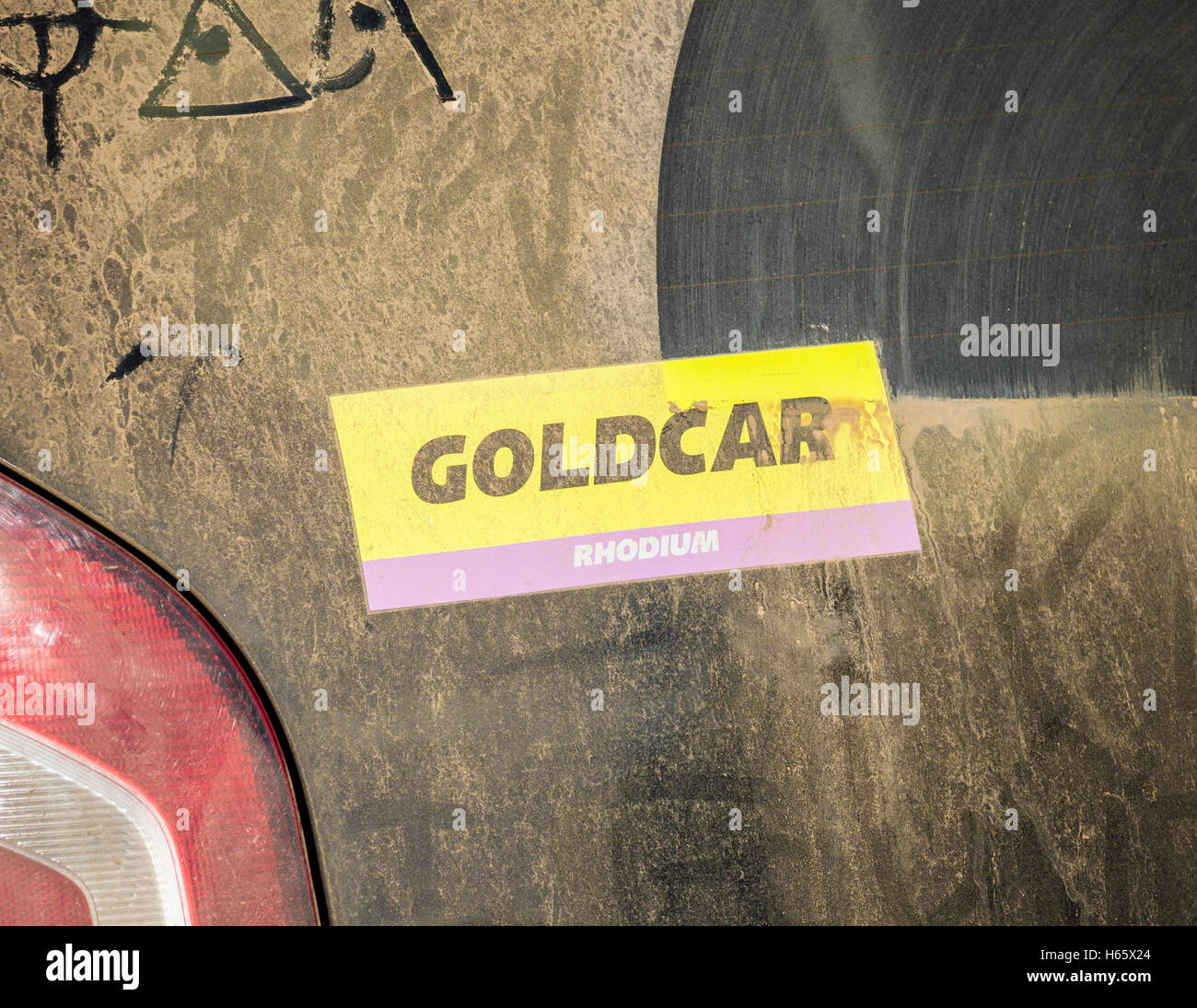 Goldcar auto a noleggio con sporco il finestrino posteriore. Spagna Foto Stock
