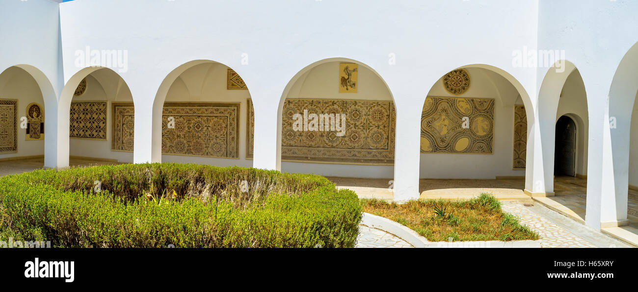 Il scenografico cortile del museo archeologico con esempi di antichi mosaici sulla terrazza El Jem tunisia Foto Stock