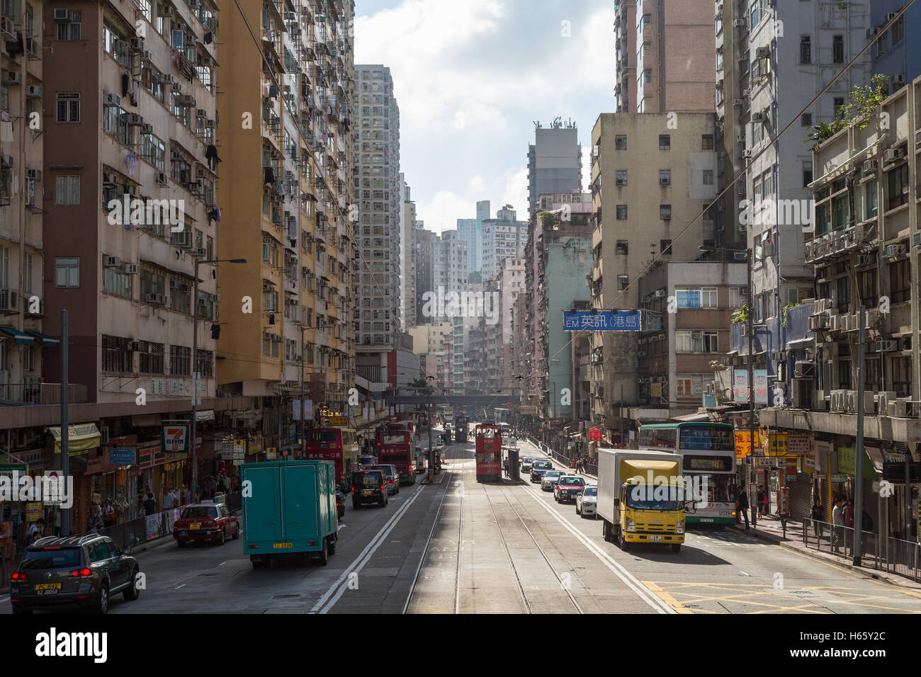 Di età compresa tra gli edifici e il traffico sul Shau Kei Wan Road a fortemente costruito Quarry Bay sull'Isola di Hong Kong in Hong Kong, Cina. Foto Stock