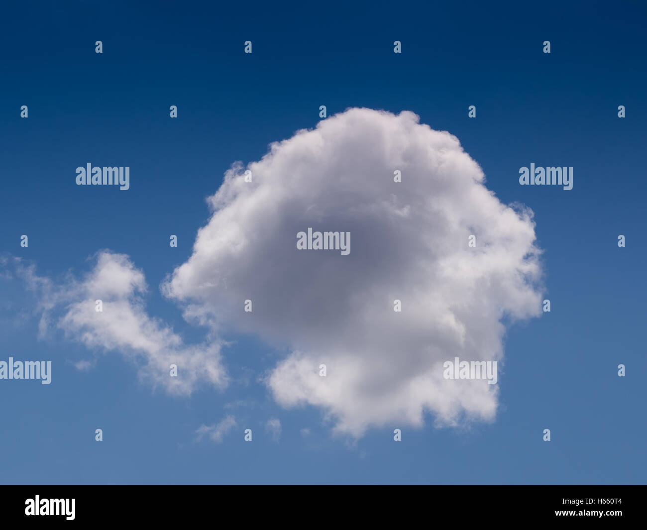 Il Cumulus bianca nuvola in cielo blu chiaro Foto Stock