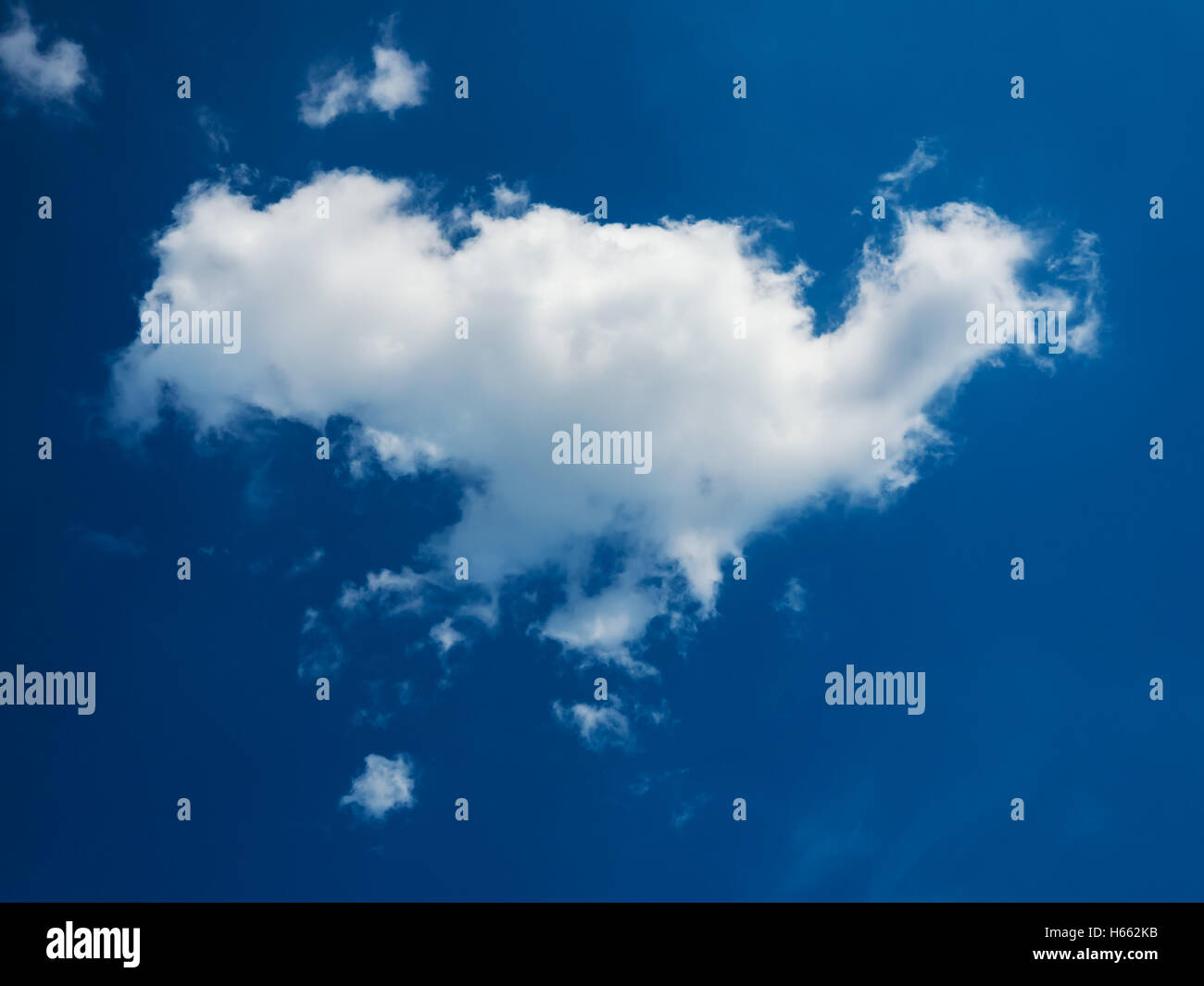 Cumulus nuvola nel cielo blu Foto Stock