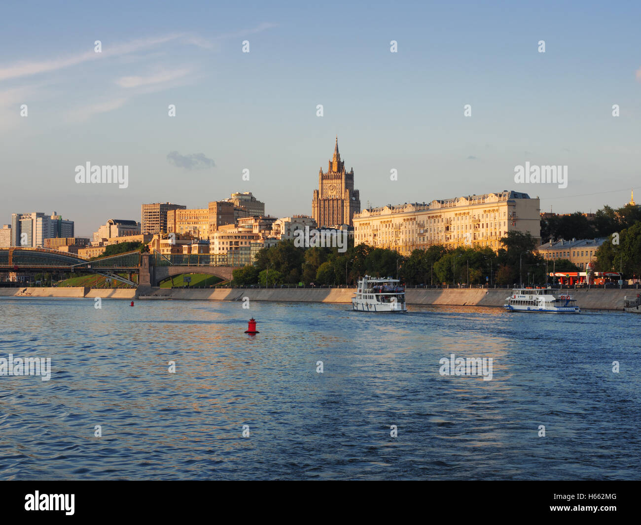 Città di Mosca e il fiume Moskva nella serata estiva Foto Stock