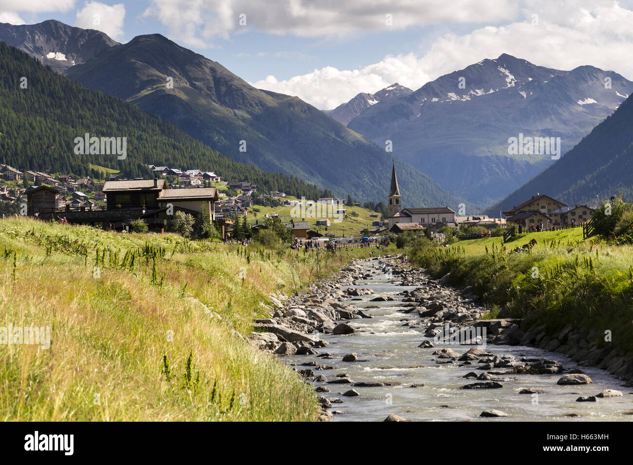 Spol fiume con la chiesa di Santa Maria a Livigno, Italia Foto Stock