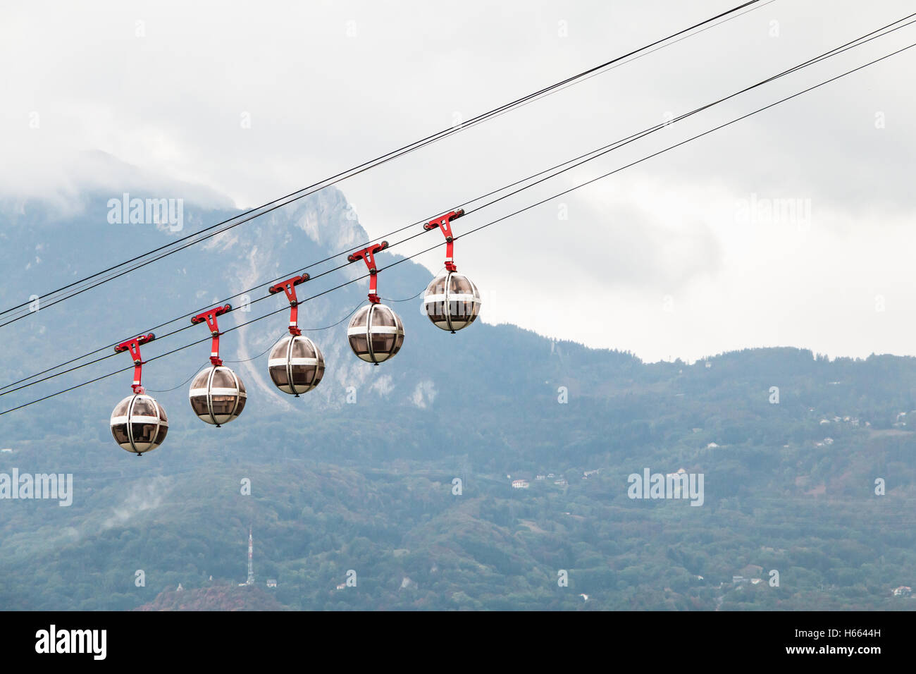 Famoso trasparente vetture del cavo che collega la Bastiglia con il centro della città di Grenoble Foto Stock