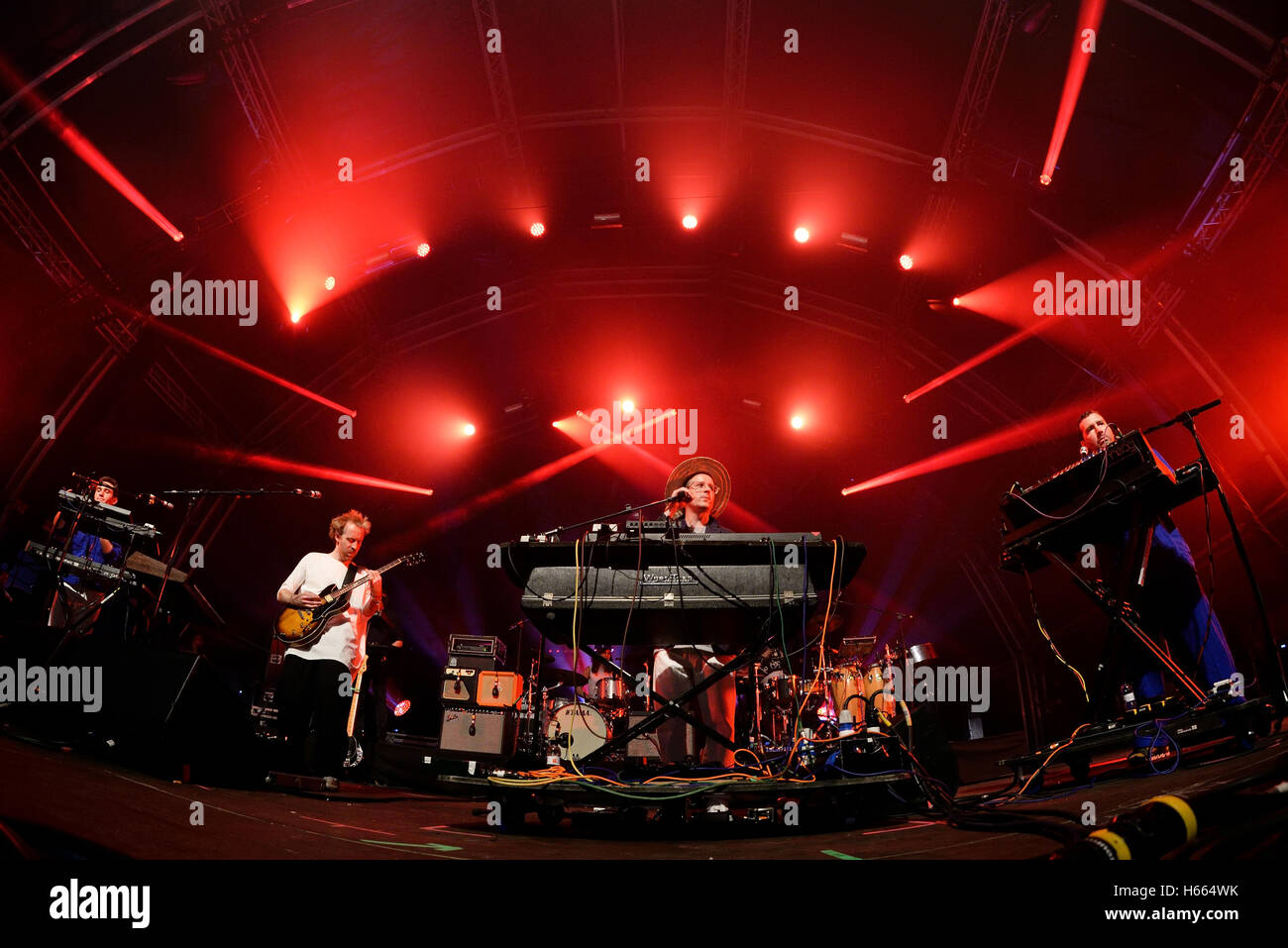 Barcellona - Jun 19: Hot Chip (electronic music band) live performance al Sonar Festival il 19 giugno 2015 a Barcellona, Spagna. Foto Stock