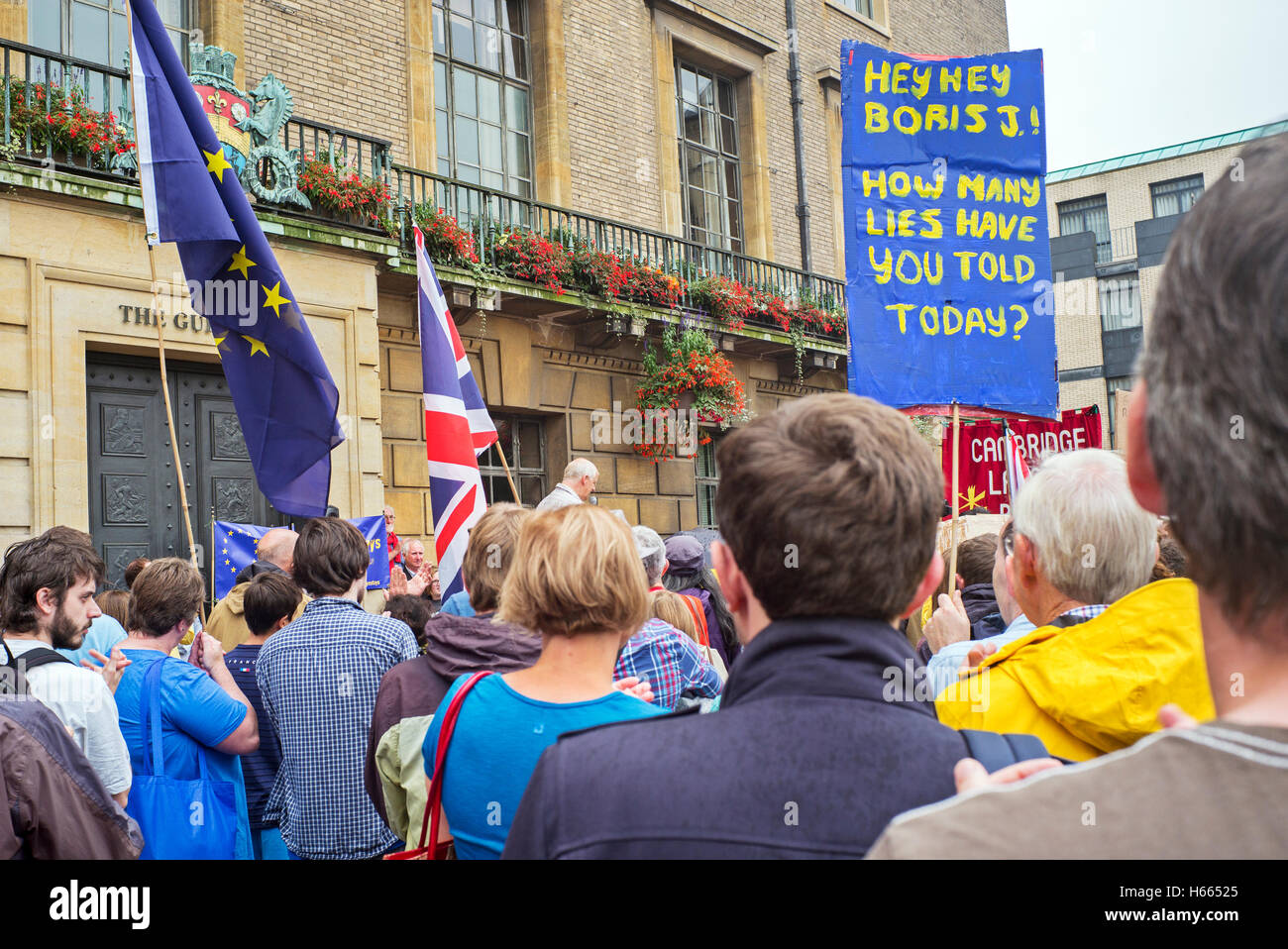Piccolo anti Brexit rally tenutasi a Cambridge in piazza del mercato, Cambridge Inghilterra,'hey hey Boris J, quante bugie avete detto oggi ' Foto Stock