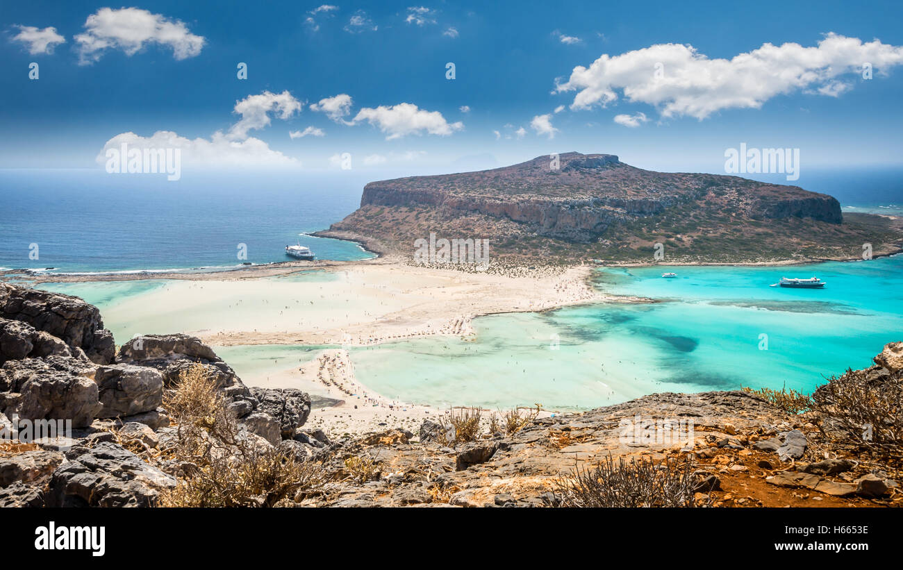 Laguna di Balos sull isola di Creta, Grecia. I turisti relax e bagno in acqua cristallina. La sabbia è rosa in alcune parti della spiaggia. Foto Stock