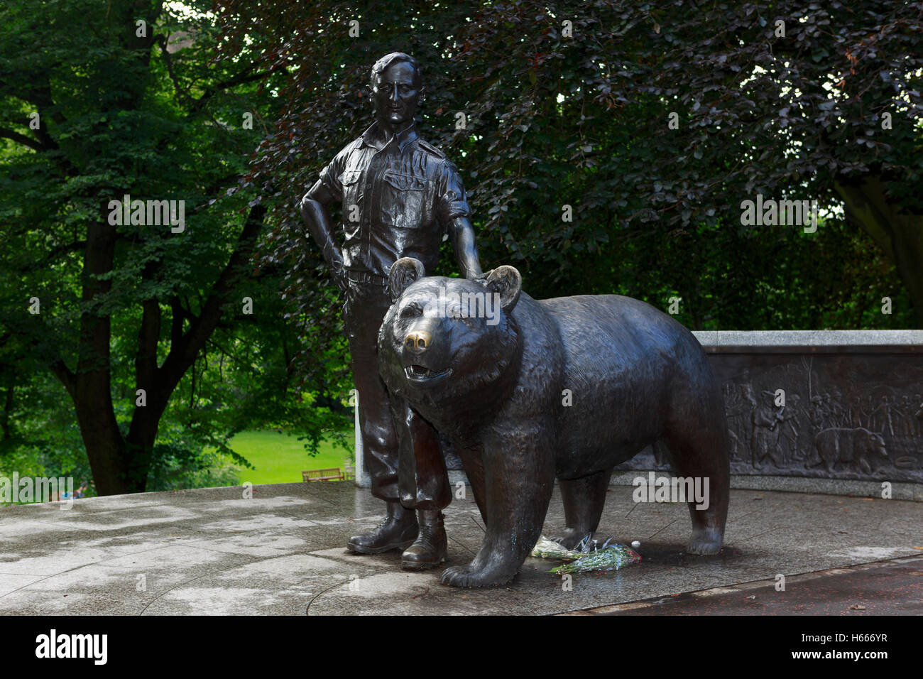 Rula Lenska Wojtek e l'Orso si ricongiungono con la loro storia polacca al Edinburgh Fringe. Foto Stock