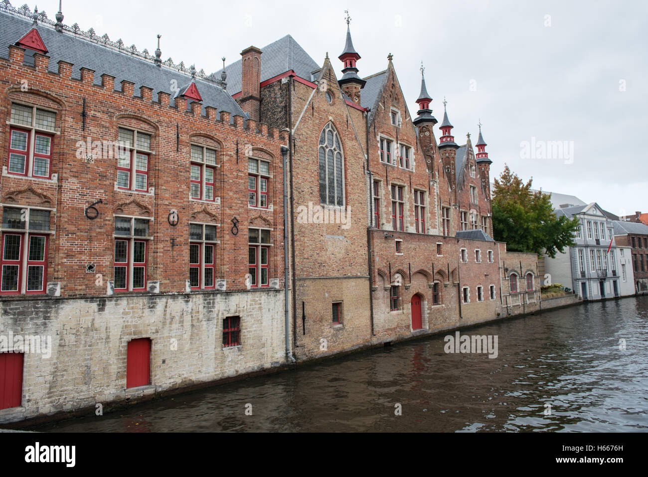 Il centro storico di Bruges si affaccia su un canale Foto Stock