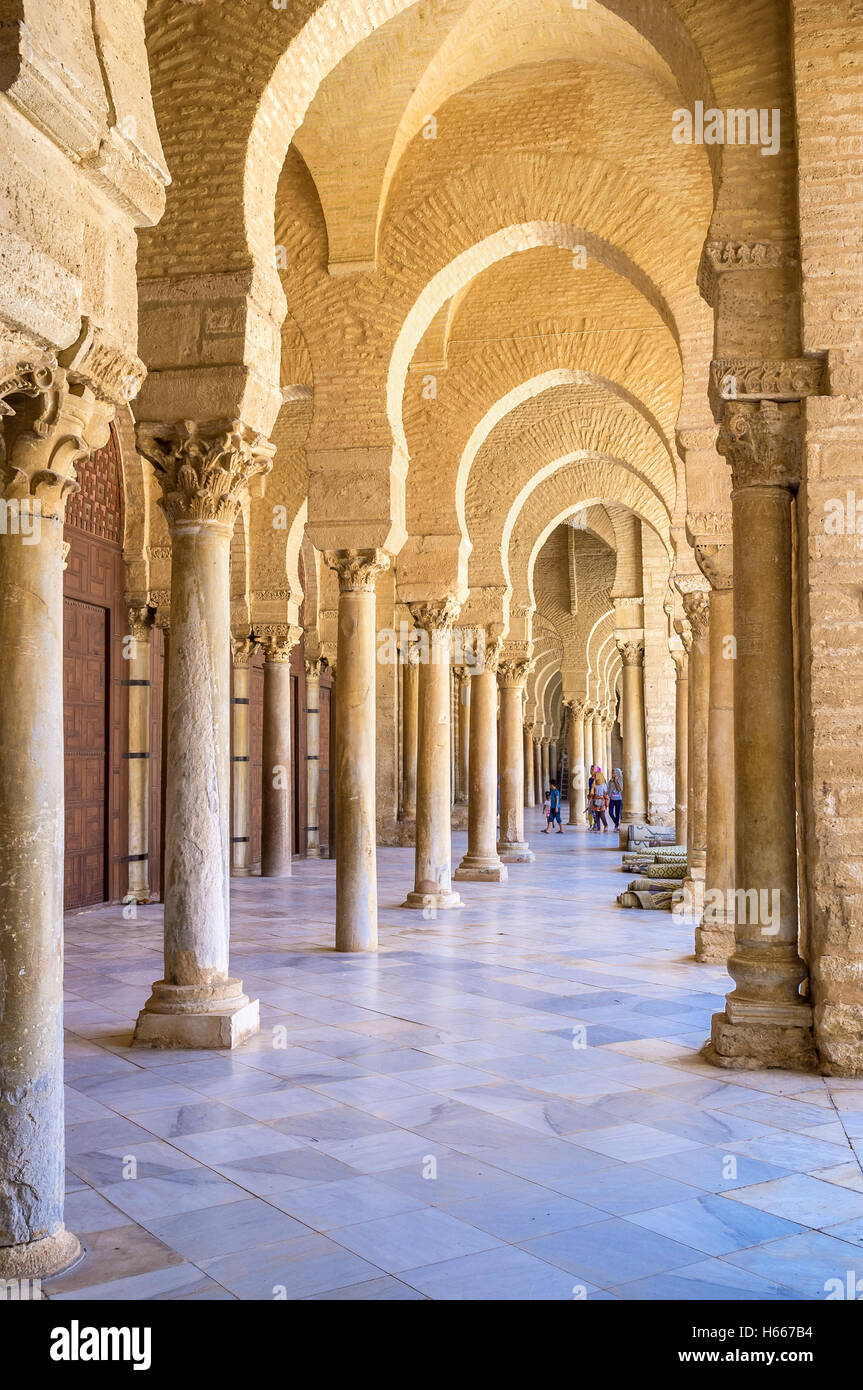 La sua facile perdersi nel labirinto di colonne nel cortile coperto della Grande Moschea Foto Stock