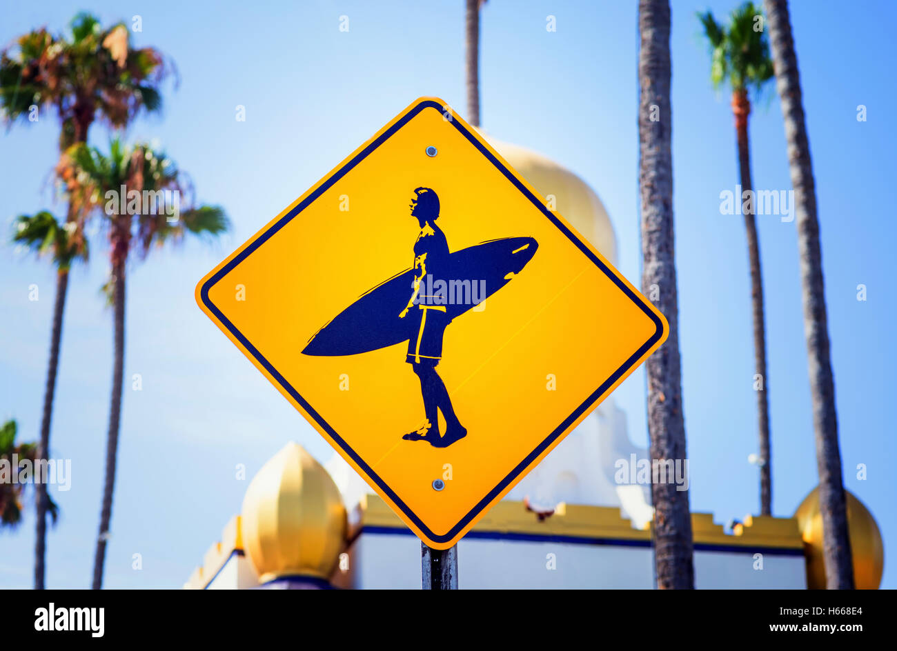 Surfer attraversamento strada segno. Encinitas, California, Stati Uniti d'America. Foto Stock