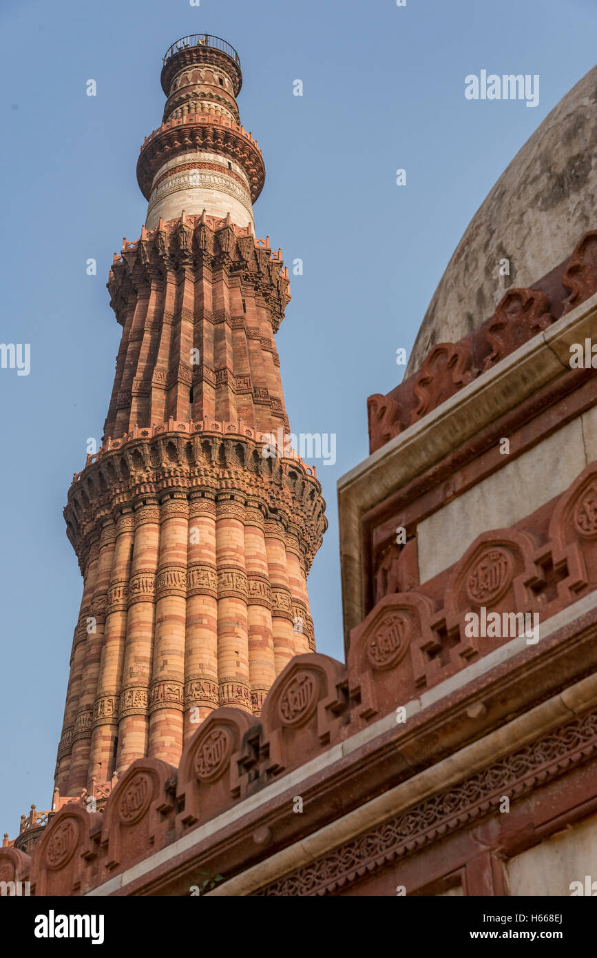 Vista del più alto minareto di mattoni nel mondo, Qutub Minar in New Delhi, India. Situato in Mehrauli, è 72 metri di altezza Foto Stock