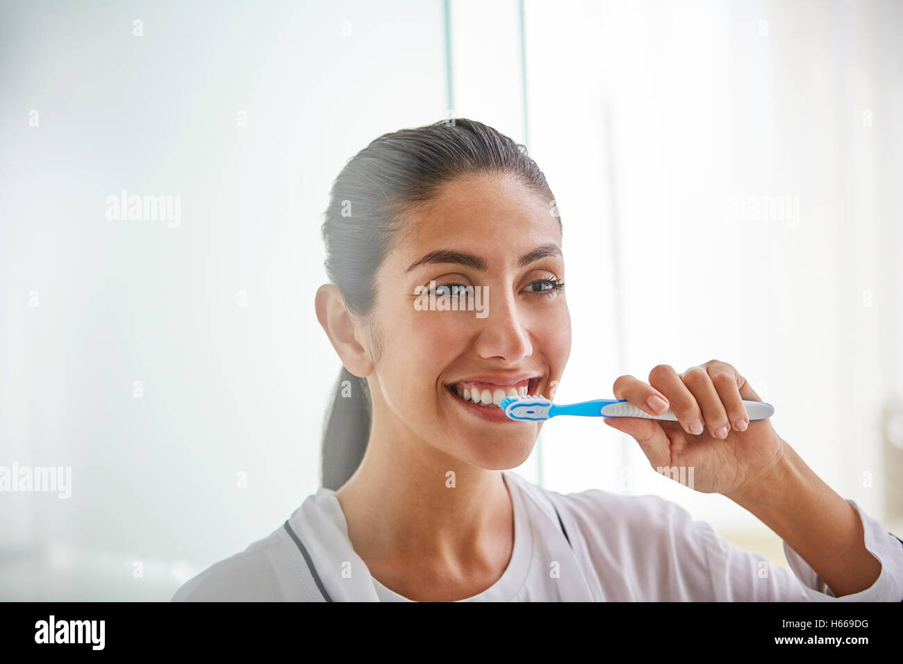 Donna spazzolare i denti con spazzolino da denti Foto Stock