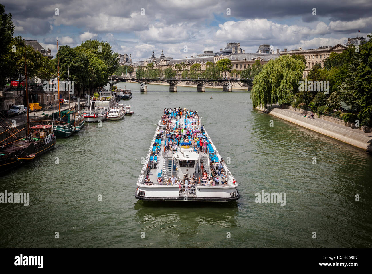 Le navi turistiche passando sul fiume Siene a Parigi, Francia Foto Stock