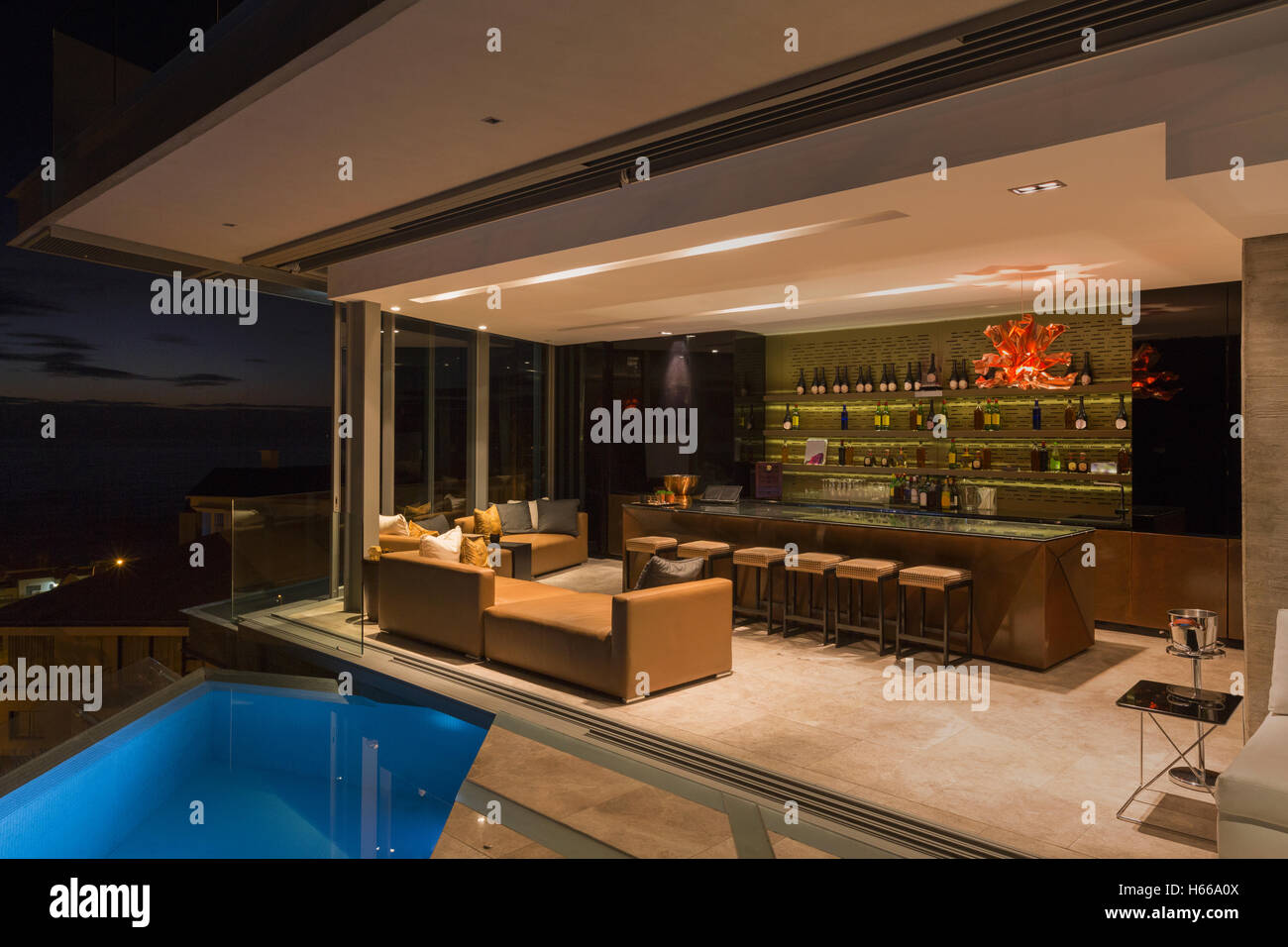 Luxury home vetrina bar aperto al patio piscina Foto Stock