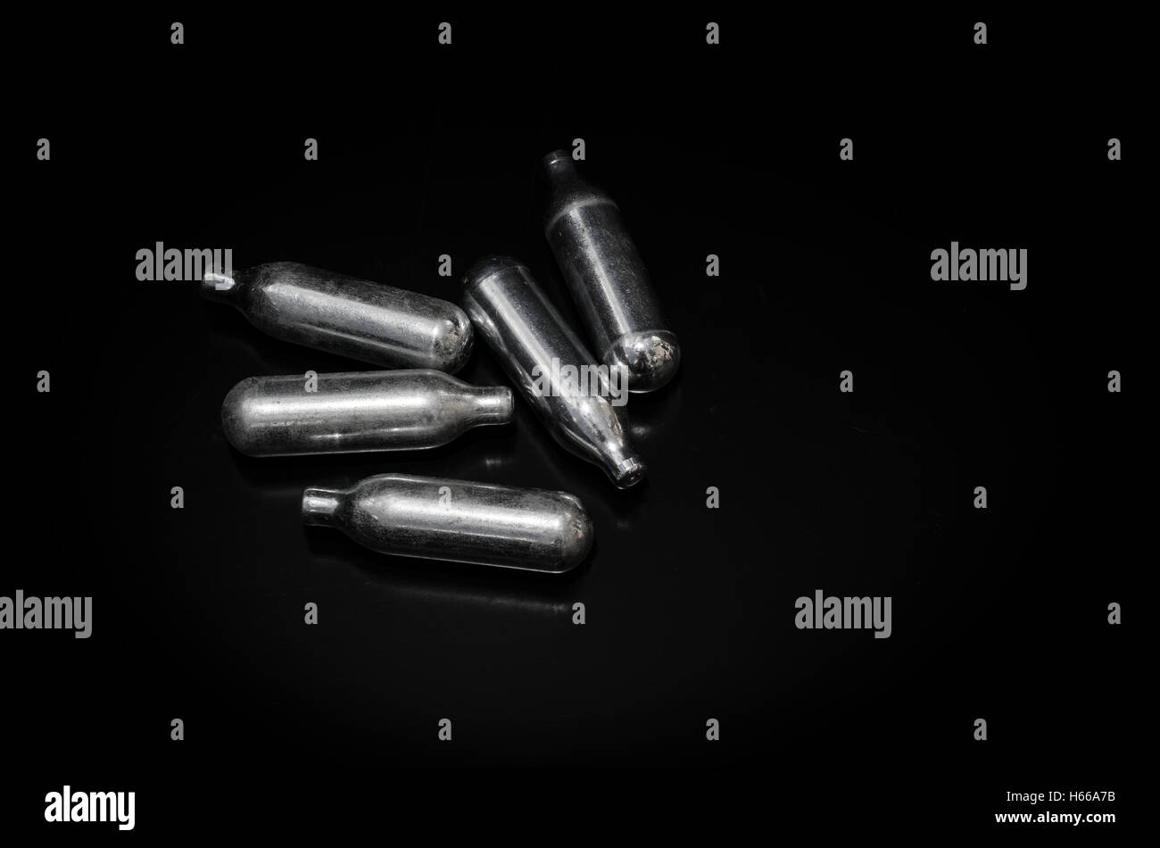 Lampadine di protossido di azoto o uso di droghe ricreative di gas  esilarante