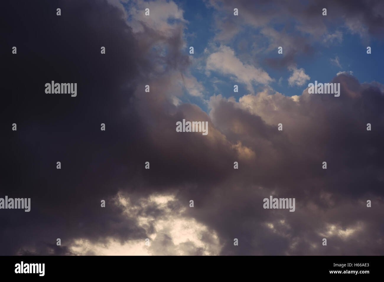 Thunderclouds sono su sfondo di sole blu cielo Foto Stock