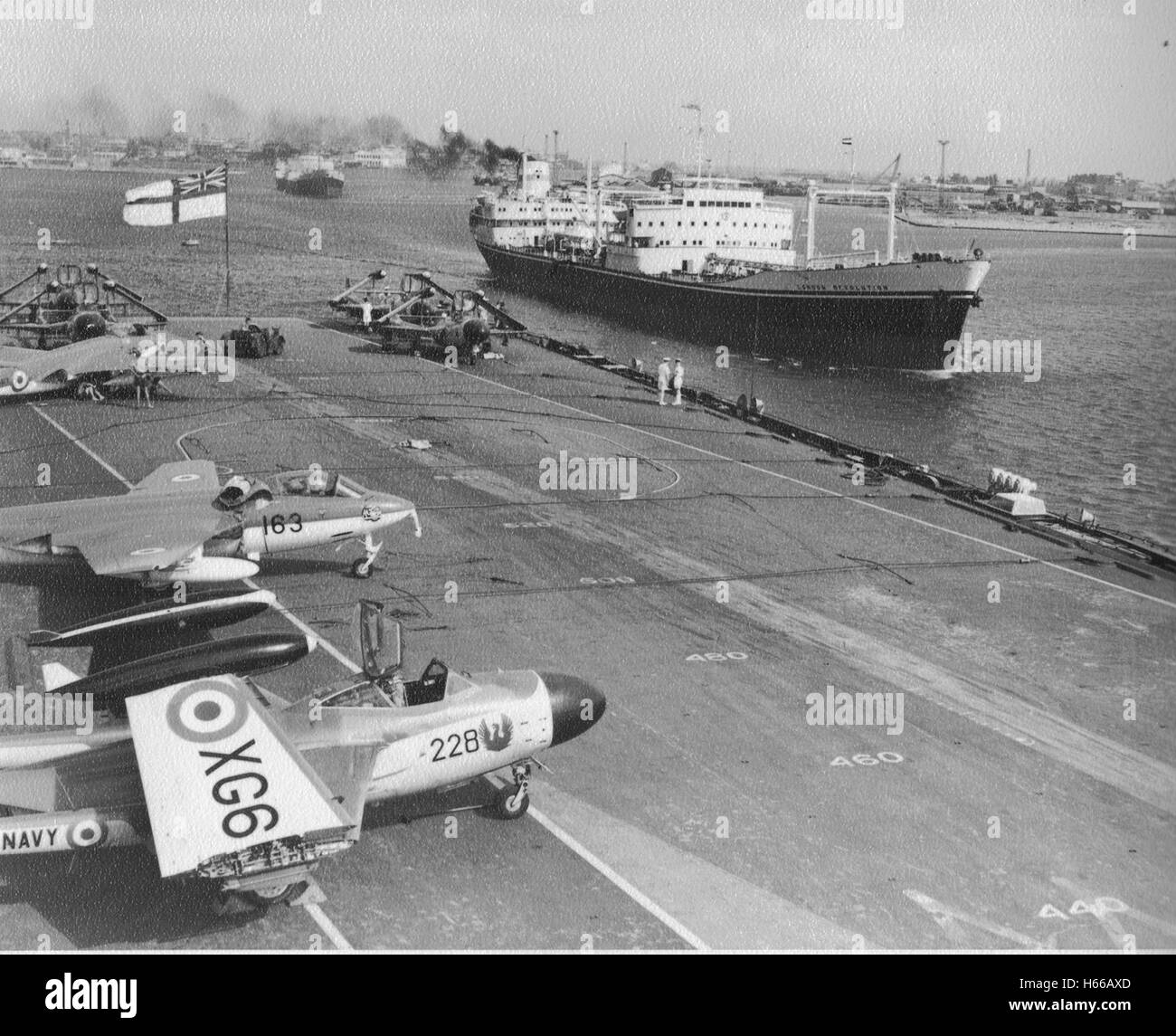 Royal Naval portaerei HMS trionfo facendo strada attraverso il canale di Suez, Egitto 1954 Foto Stock