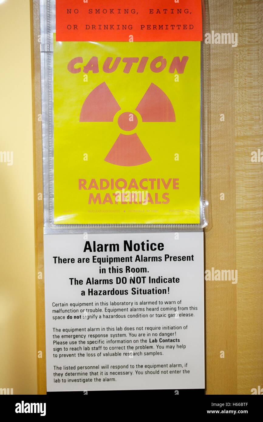 Materiale radioattivo segno di avvertimento e notifica di allarme sulla porta di laboratorio Foto Stock