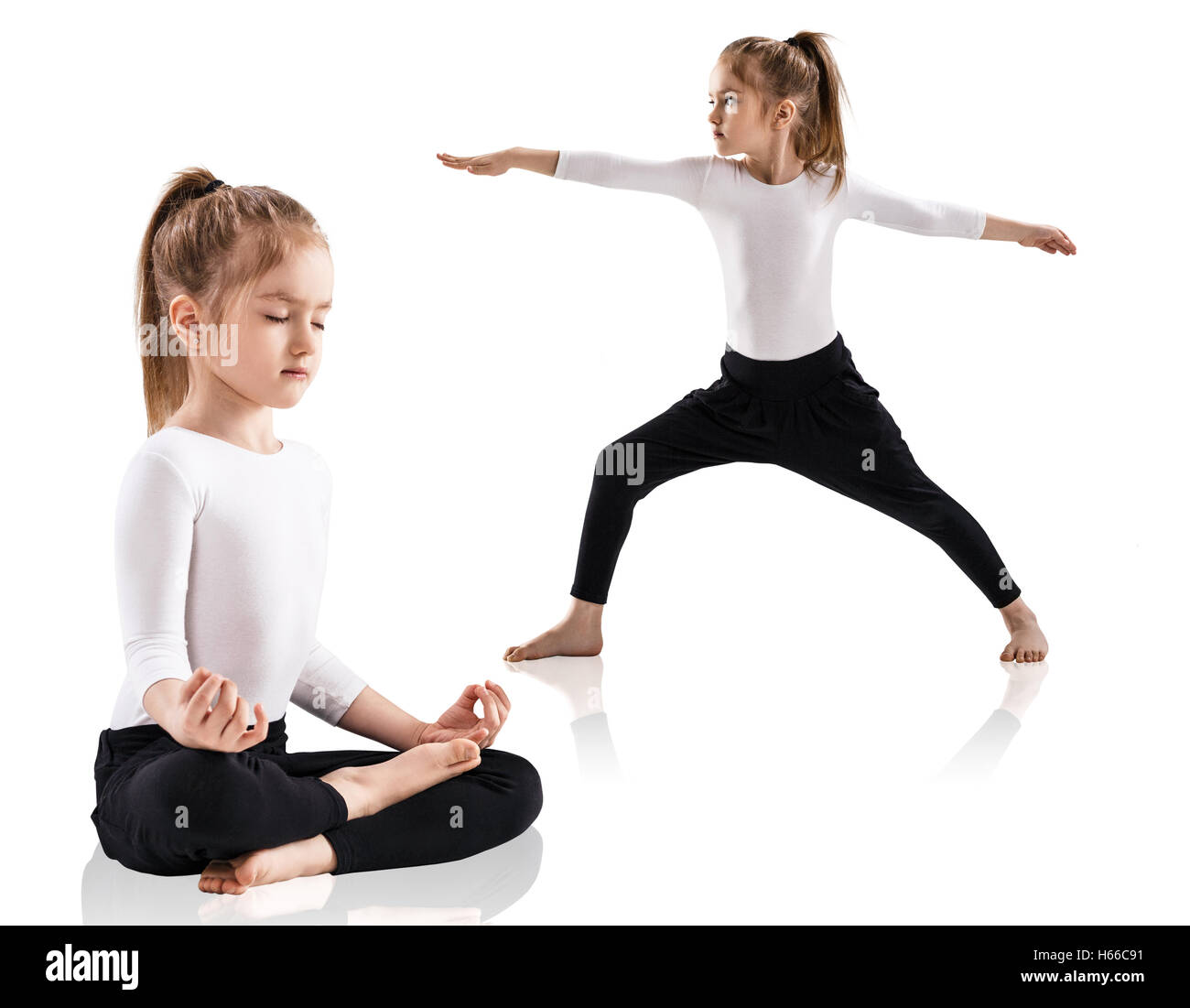 Bambina facendo esercizi yoga su sfondo bianco Foto Stock