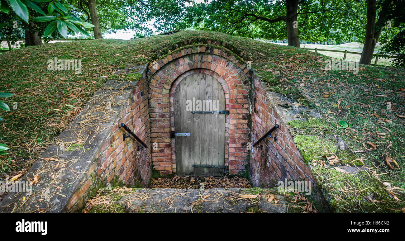Mattoni vecchi ice storage casa costruita sottoterra. Foto Stock
