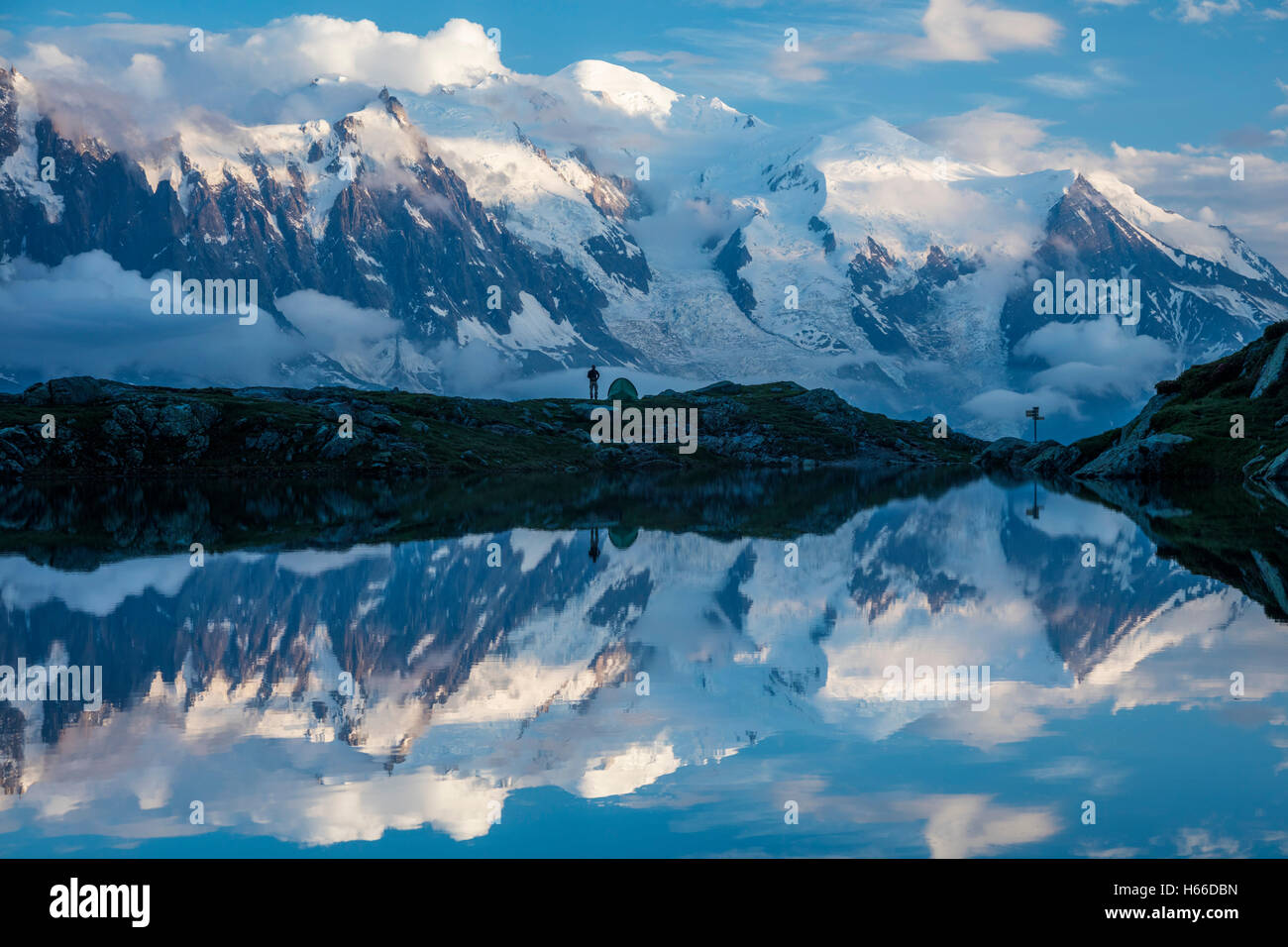 Gli escursionisti e il massiccio del Monte Bianco riflette in Lac des Cheserys. Valle di Chamonix, sulle Alpi francesi, Francia. Foto Stock