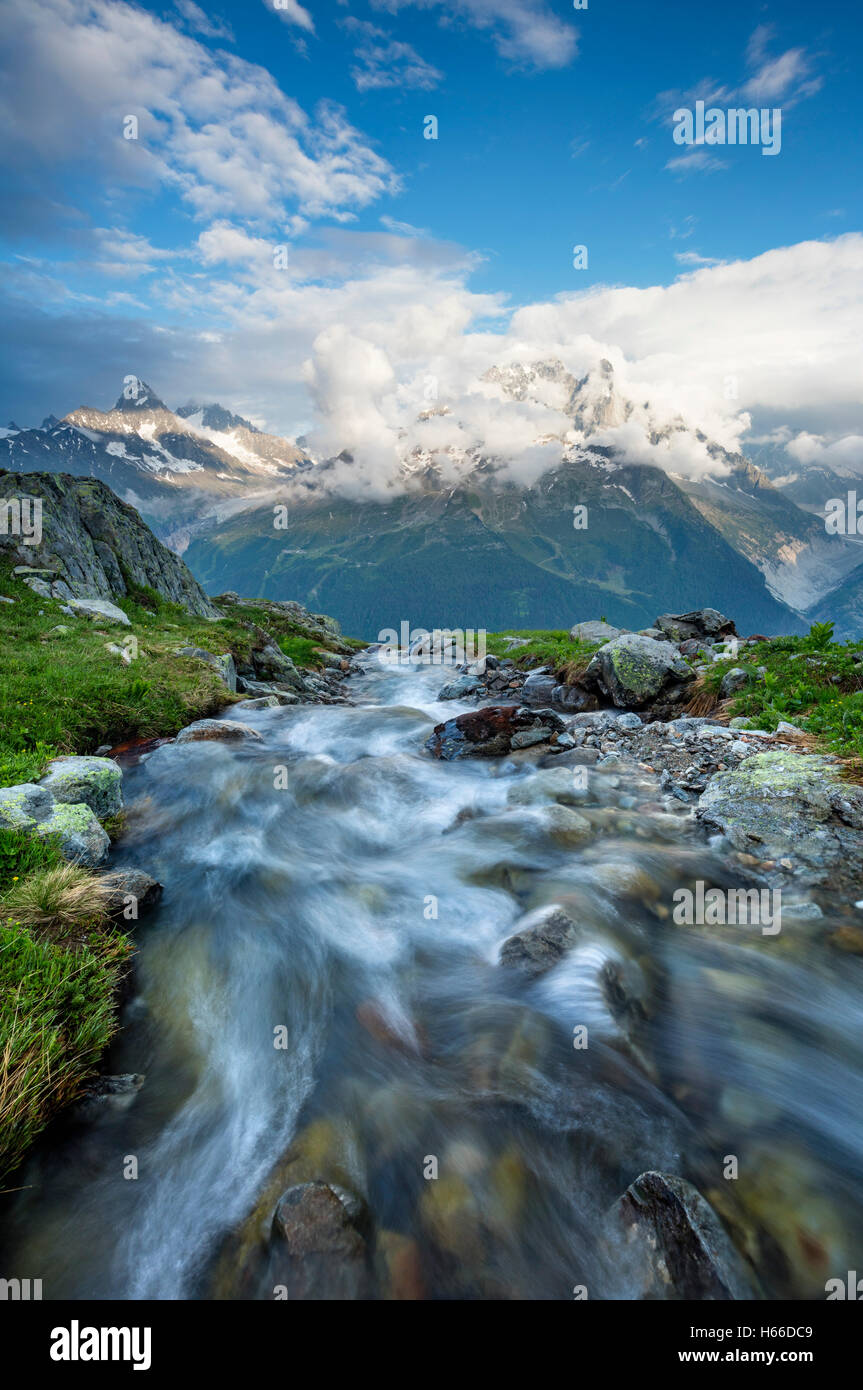 Sotto flusso di Aiguille Verte, Valle di Chamonix, sulle Alpi francesi, Francia. Foto Stock