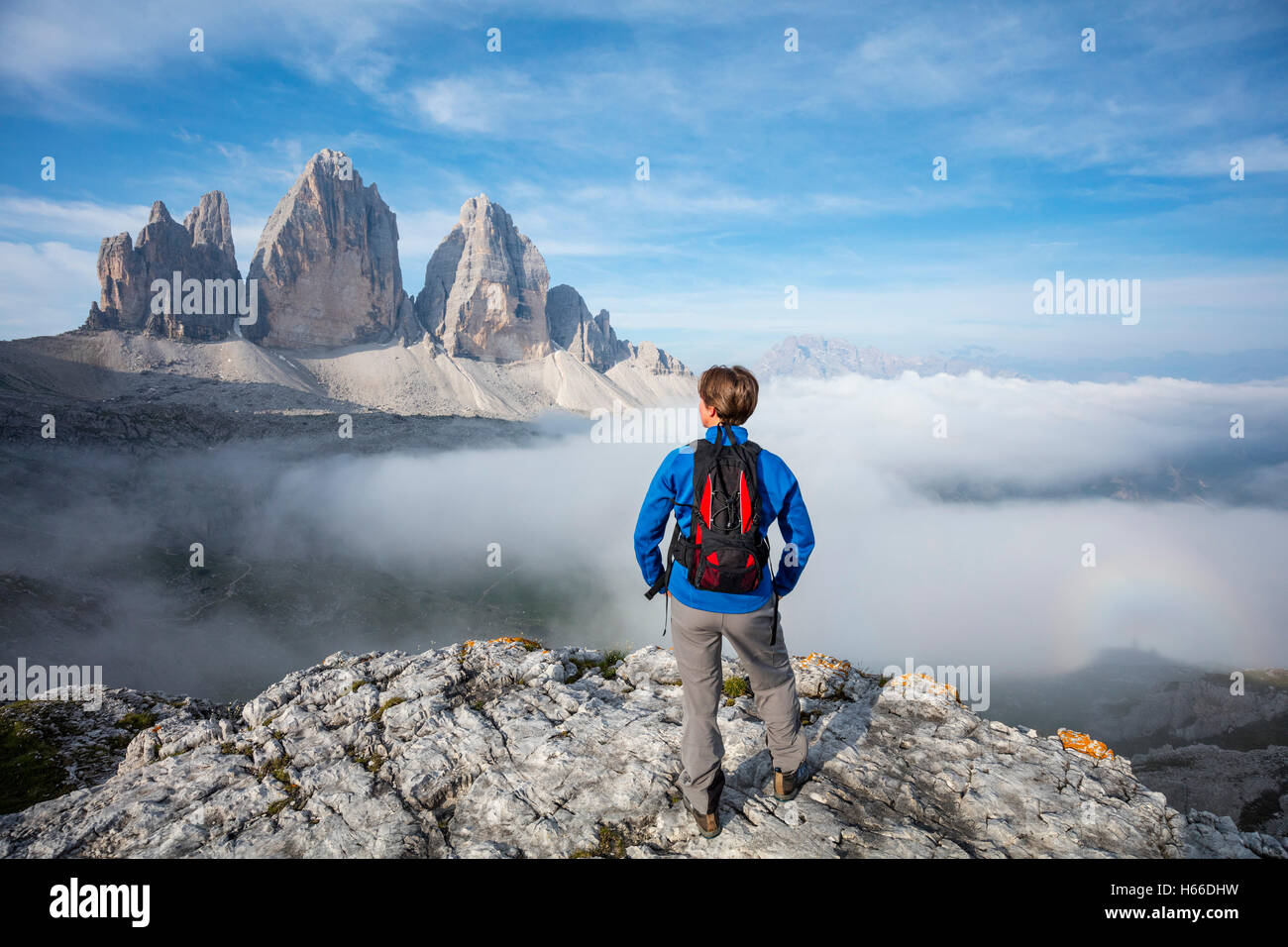 Escursionista e nube del mattino sotto le Tre Cime di Lavaredo. Dolomiti di Sesto, Alto Adige, Italia. Foto Stock