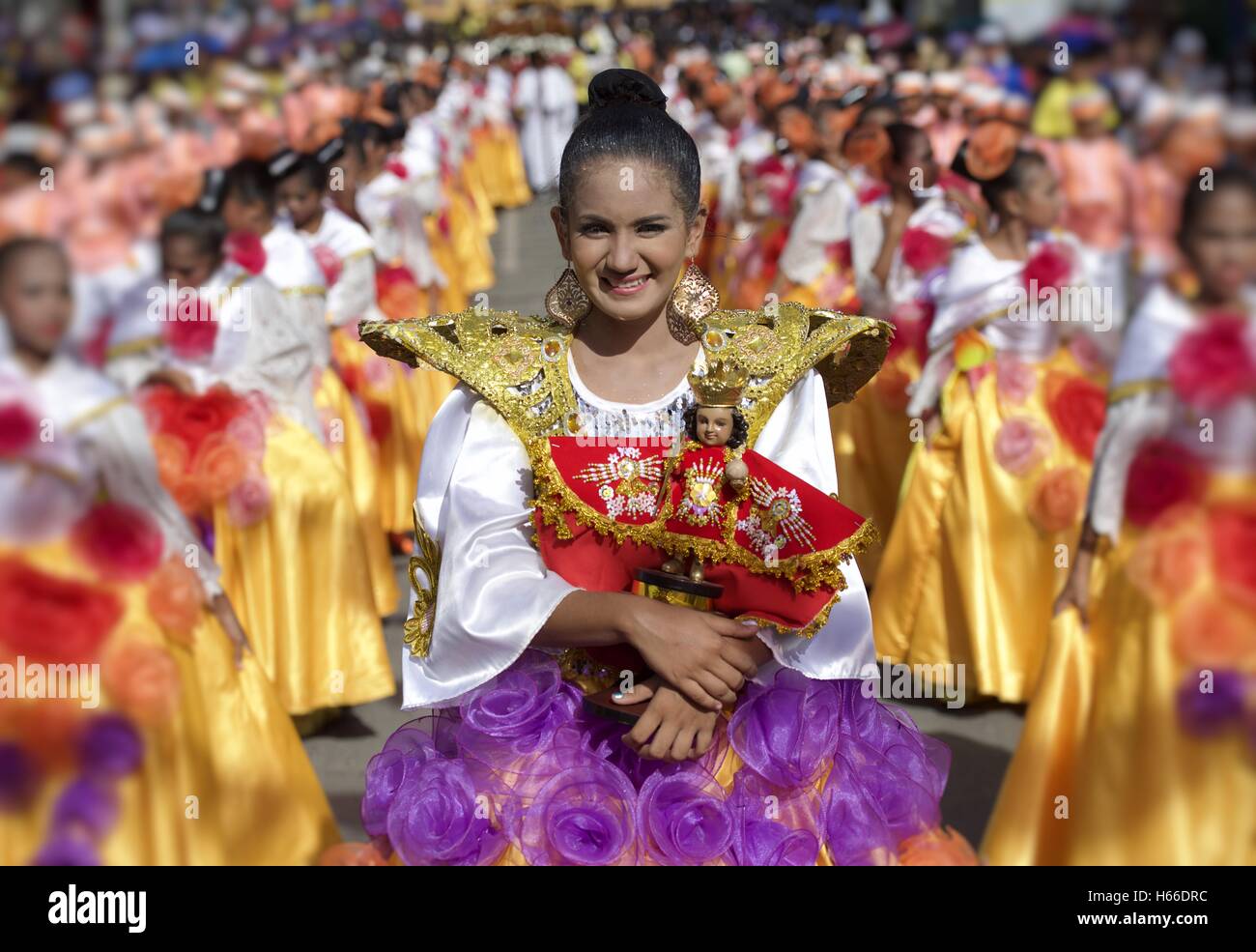 Il Niño Sinulog-Santo Festival è un annuale culturali e religiosi festival tenutosi a Cebu. Ballerini di strada. Foto Stock
