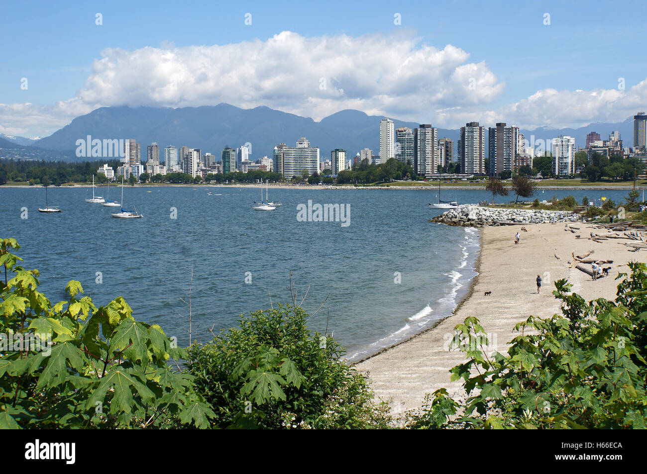 Lo skyline di Vancouver visto da Vanier Park, l'English Bay, Vancouver, Canada Foto Stock