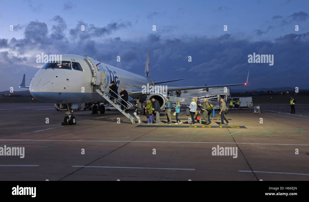 I passeggeri a bordo di un volo Flybe a Exeter Aeroporto Foto Stock