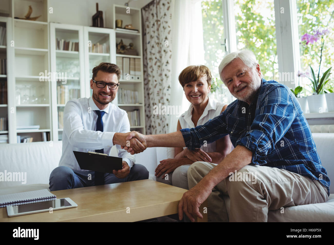 Advisor finanziario stringono le mani con uomo senior Foto Stock