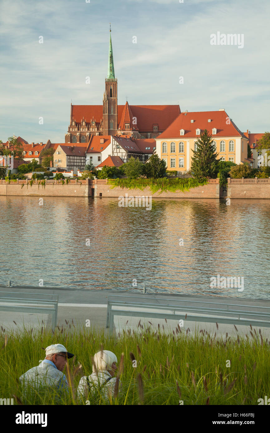 Pomeriggio autunnale sul fiume Oder a Wroclaw in Polonia. La chiesa della Santa Croce nella distanza. Foto Stock