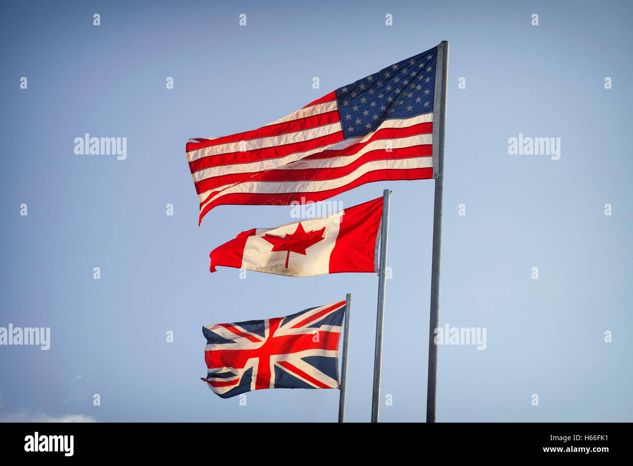 Bandiera americana, bandiera canadese e Bandiera della Gran Bretagna sul cielo blu. Foto Stock