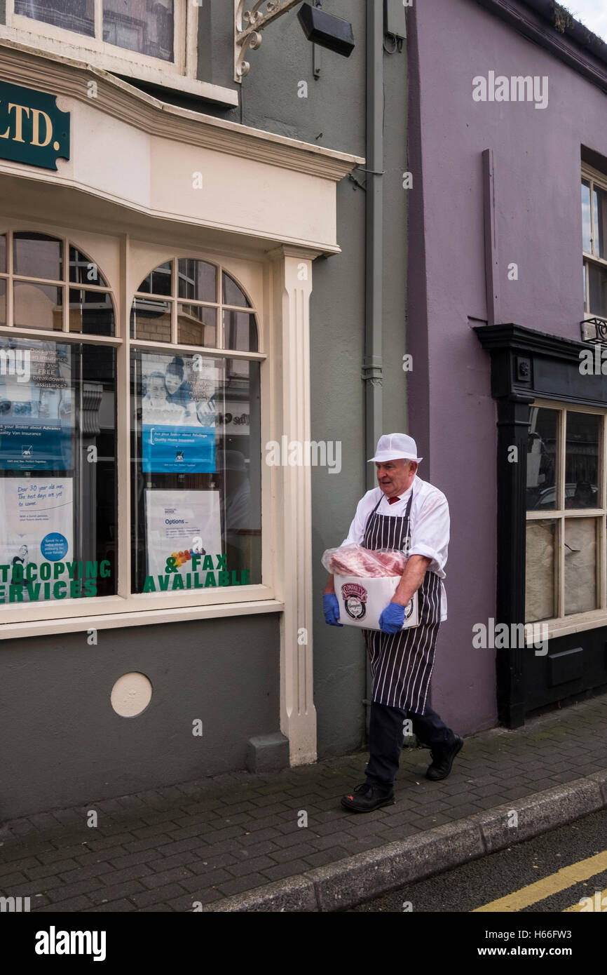 Macellaio scatola di trasporto della carne attraverso la strada a Kinsale, County Cork, Irlanda Foto Stock