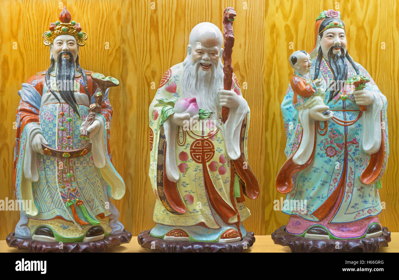 AVILA, Spagna, aprile - 18, 2016: la porcellana cinese Famille Rose figura di Fu, Lu, Shou - la prosperità e la felicità, longevità Foto Stock