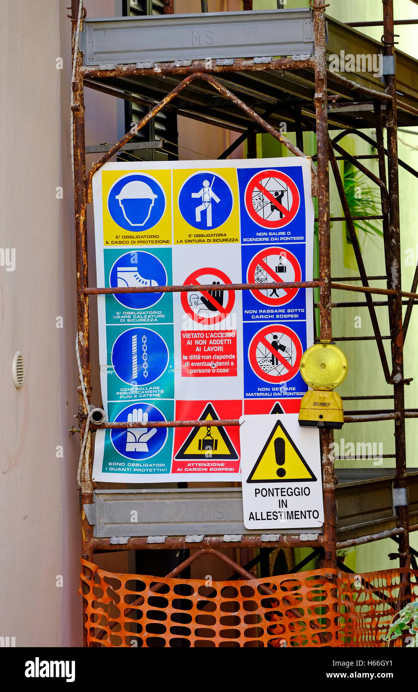 Salute Italiano e simbolo di sicurezza sul sito di costruzione Foto Stock
