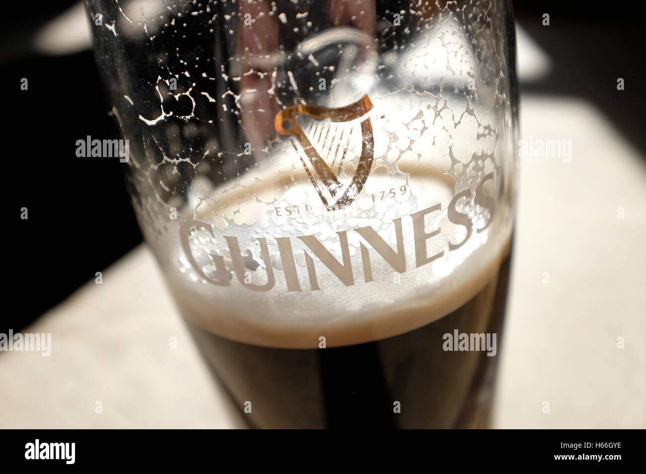 La pinta di Guinness refrigerate in vetro freddo Foto Stock