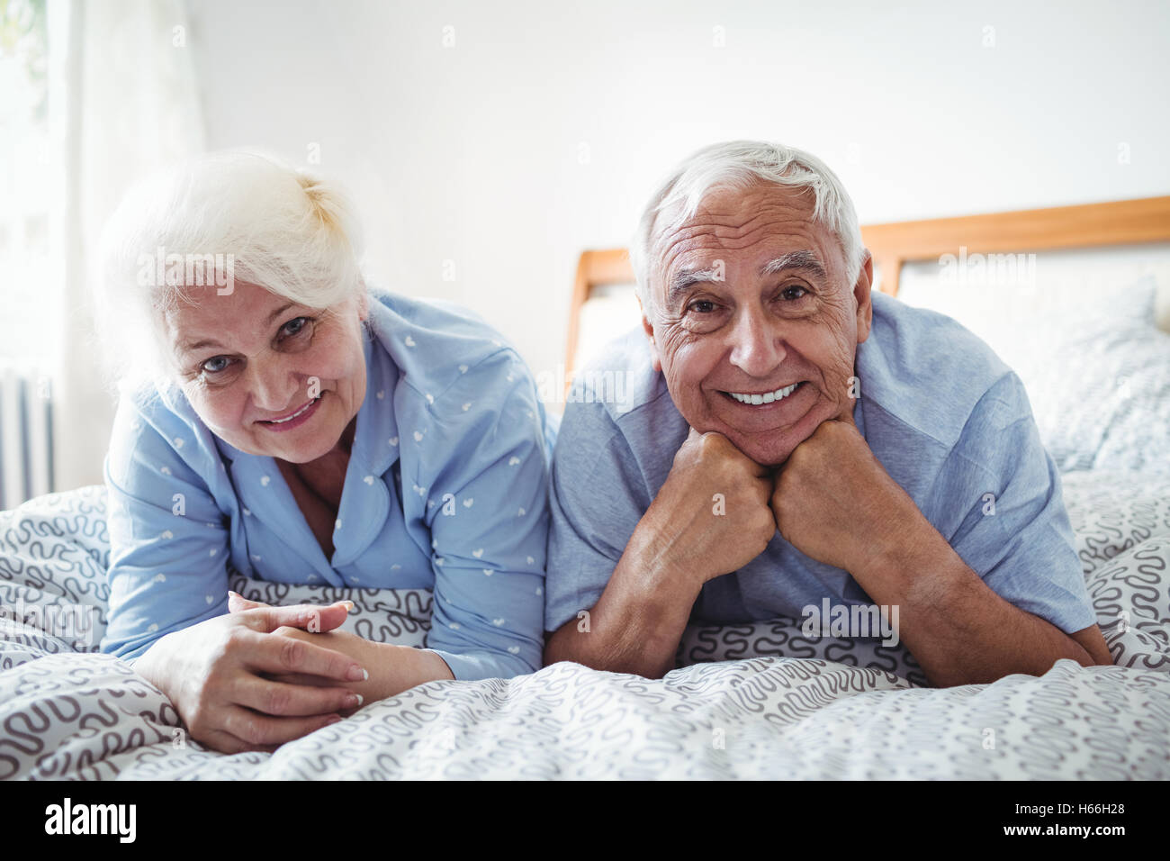 Coppia senior rilassante sul letto Foto Stock