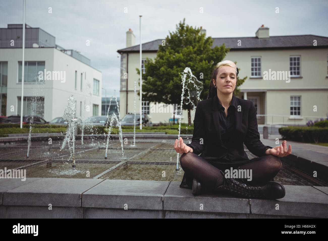 Imprenditrice a praticare yoga Foto Stock