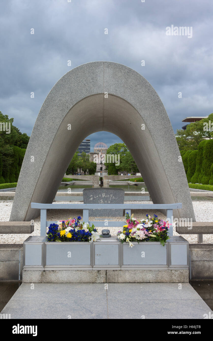 Memorial il Cenotafio a Hiroshima Peace Memorial Park. Foto Stock