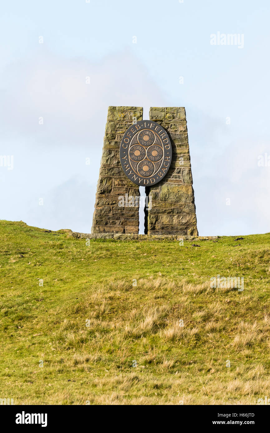 Il monumento Mynydd Bach situato al di sopra del Llyn Eidwenn nel Galles centrale Foto Stock