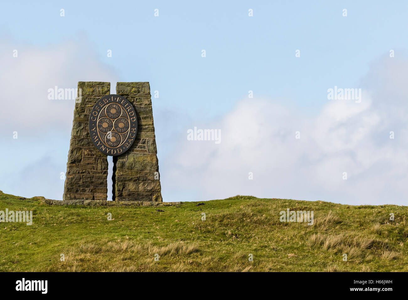 Il monumento Mynydd Bach situato al di sopra del Llyn Eidwenn nel Galles centrale Foto Stock