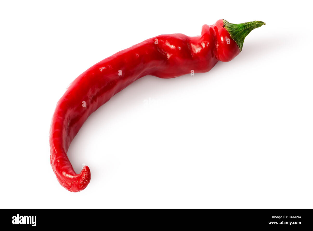 Curvato singolo chili peppers sul lato isolato su sfondo bianco Foto Stock
