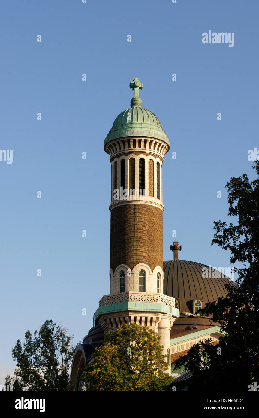 Minareto torre di stile della Chiesa di San Michele e San Antonio in Mile End, Montreal, Quebec, Canada Foto Stock