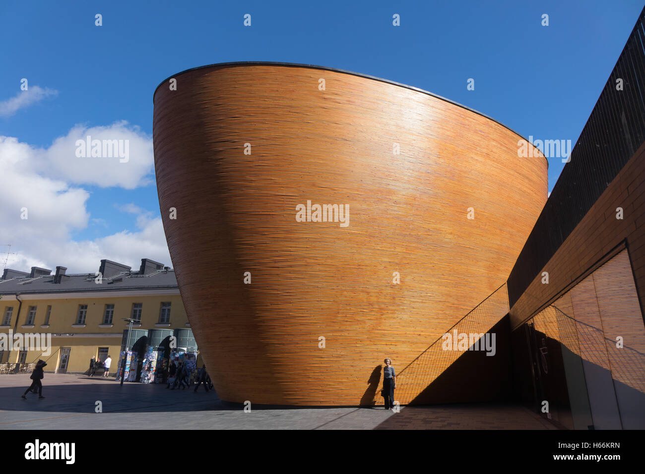 La Cappella della Pace a Helsinki, Finlandia, su una luminosa giornata di sole con la donna nella parte anteriore Foto Stock