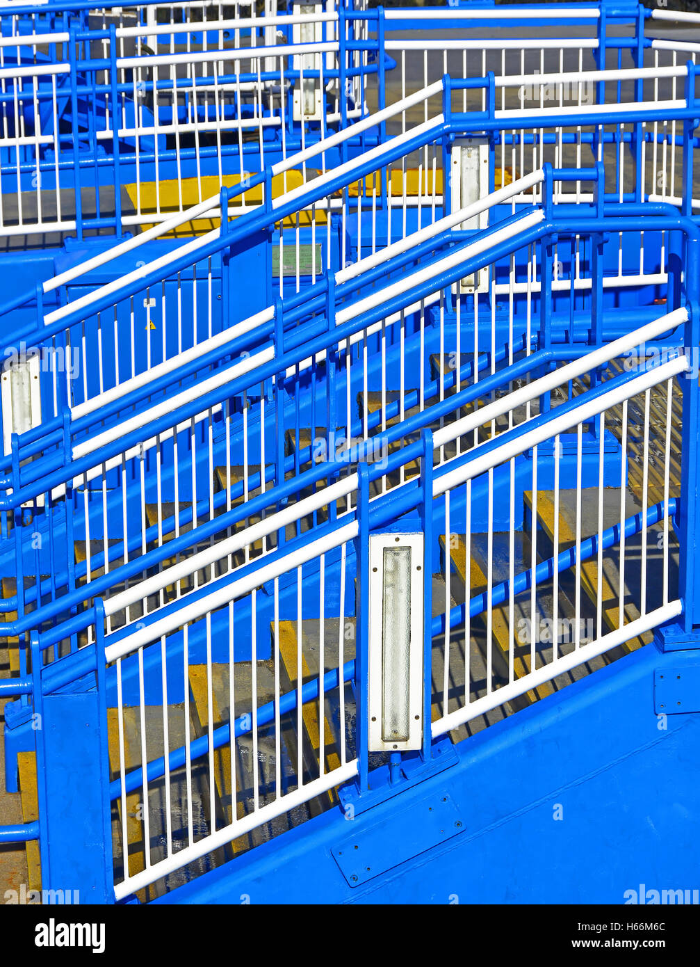 North Shields traghetto blu e bianco scala Foto Stock