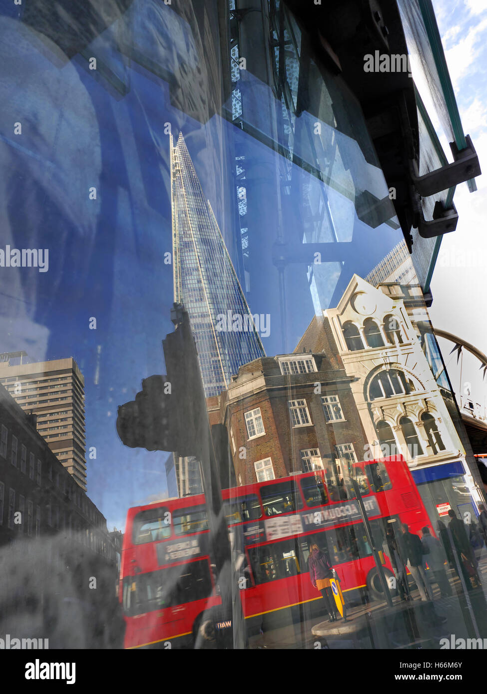 La Shard e red bus londinese si riflette nel mercato di Borough windows area entrata a Southwark Street London SE1 Foto Stock