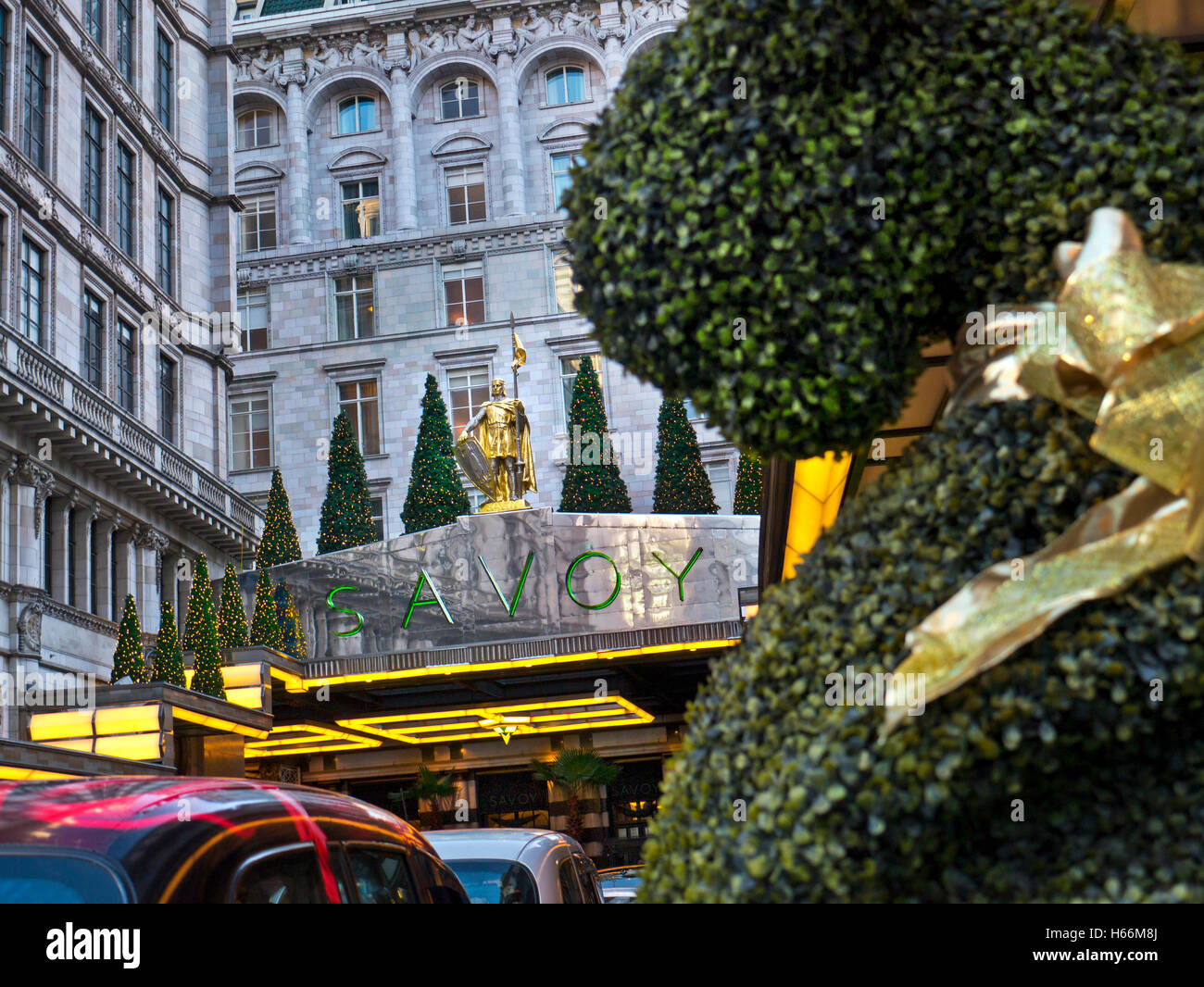 Vista esterna del Lusso Praga Hotel Savoy foyer d'ingresso a Natale lo Strand London WC2 Foto Stock