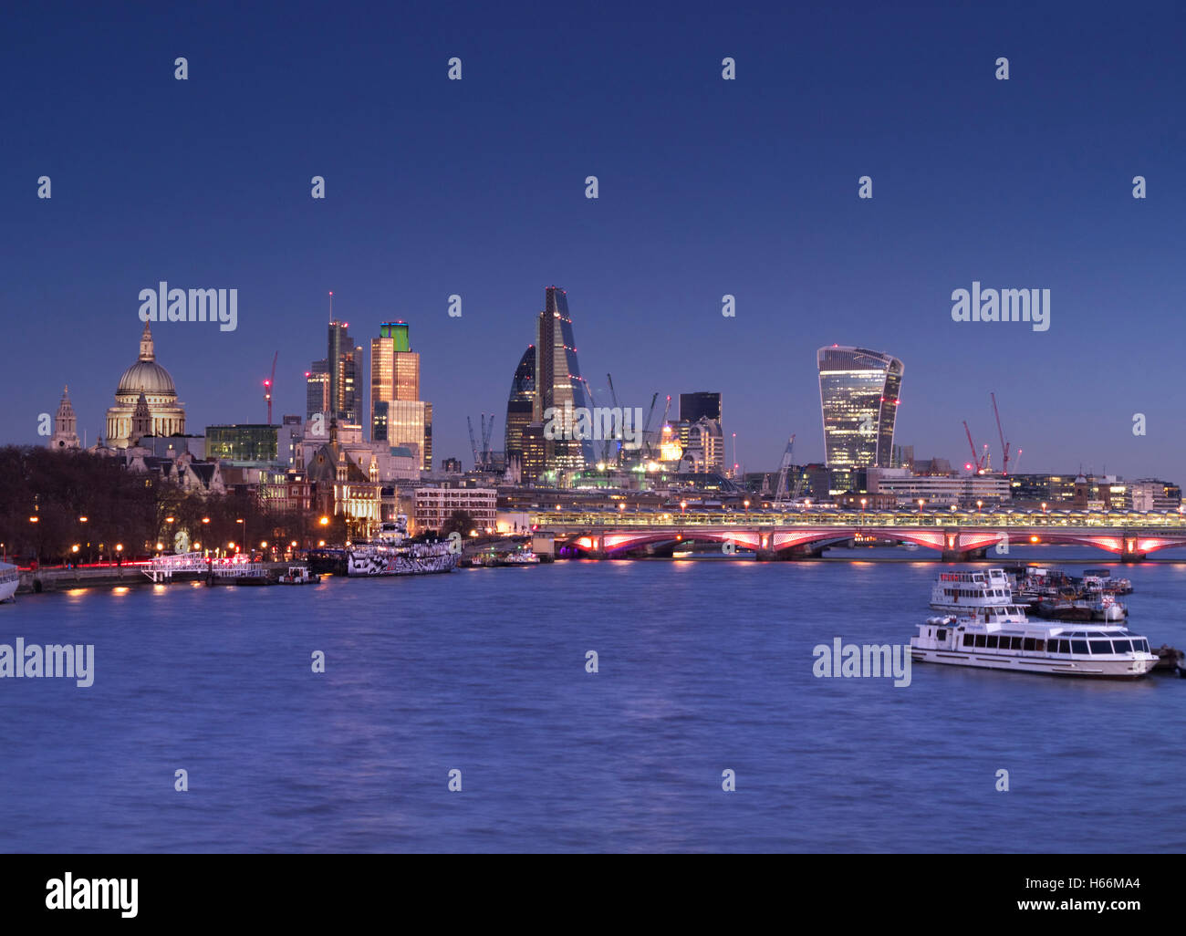 London City Finance Centre e il fiume Tamigi vista dal ponte di Waterloo a chiara notte Tramonto Tramonto London REGNO UNITO Foto Stock